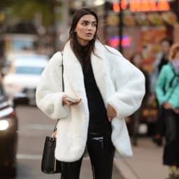 LGRQ Streetwear Fashion Faux Fur Coat Women's 2026 New Winter Minimalist Lapel Long Sleeve Loose Plush Warm Outerwear 19DB3550