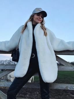 LGRQ Streetwear Fashion Faux Fur Coat Women's 2026 New Winter Minimalist Lapel Long Sleeve Loose Plush Warm Outerwear 19DB3550
