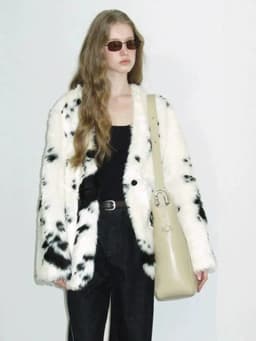 LGRQ Minimalist Fashion Printed Faux Fur Coats Women 2026 Winter V-neck Full Sleeve Loose Coat Female Outerwear 19DB3549