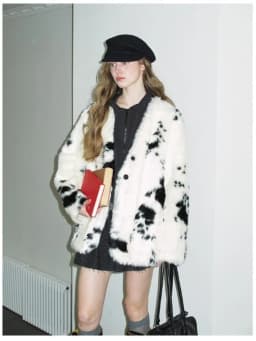 LGRQ Minimalist Fashion Printed Faux Fur Coats Women 2026 Winter V-neck Full Sleeve Loose Coat Female Outerwear 19DB3549
