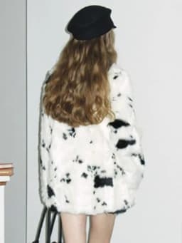 LGRQ Minimalist Fashion Printed Faux Fur Coats Women 2026 Winter V-neck Full Sleeve Loose Coat Female Outerwear 19DB3549