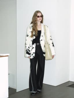 LGRQ Minimalist Fashion Printed Faux Fur Coats Women 2026 Winter V-neck Full Sleeve Loose Coat Female Outerwear 19DB3549