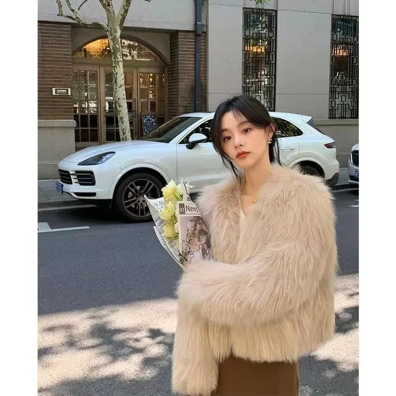 Korean Style Short Fur Jacket Women's Slimming Fashionable Warmth V-Neck Thickened Synthetic Leather Coat for Autumn Winter