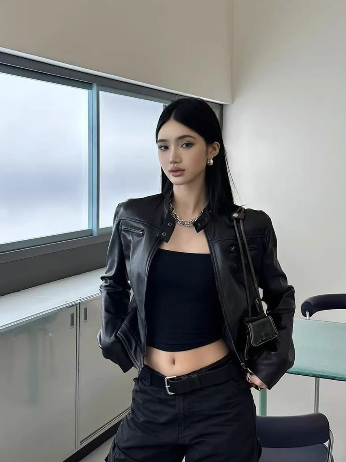 Retro Style Short Biker Jacket Women's Slim Fit Black PU Leather Coat Stand Collar Zipper Closure Fashionable Autumn Outerwear