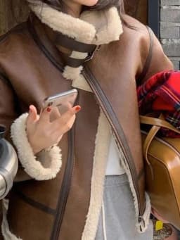 Fashionable Short Fur Leather Coat Women's Hong Kong Style Retro Chic High-End Winter 2025 Women's Fashion Outerwear