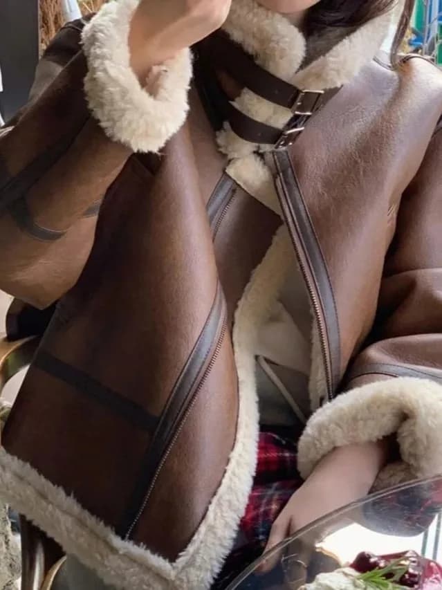 Fashionable Short Fur Leather Coat Women's Hong Kong Style Retro Chic High-End Winter 2025 Women's Fashion Outerwear