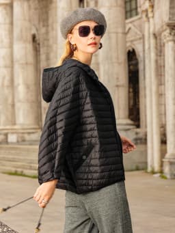 Lagabogy 2025 New Winter Short Puffer Jacket Women Ultra Light 90%White Duck Down Coat Loose Female Feather Parka Hooded Outwear