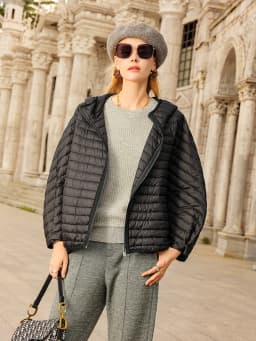 Lagabogy 2025 New Winter Short Puffer Jacket Women Ultra Light 90%White Duck Down Coat Loose Female Feather Parka Hooded Outwear