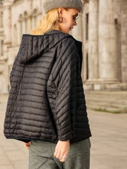 Lagabogy 2025 New Winter Short Puffer Jacket Women Ultra Light 90%White Duck Down Coat Loose Female Feather Parka Hooded Outwear
