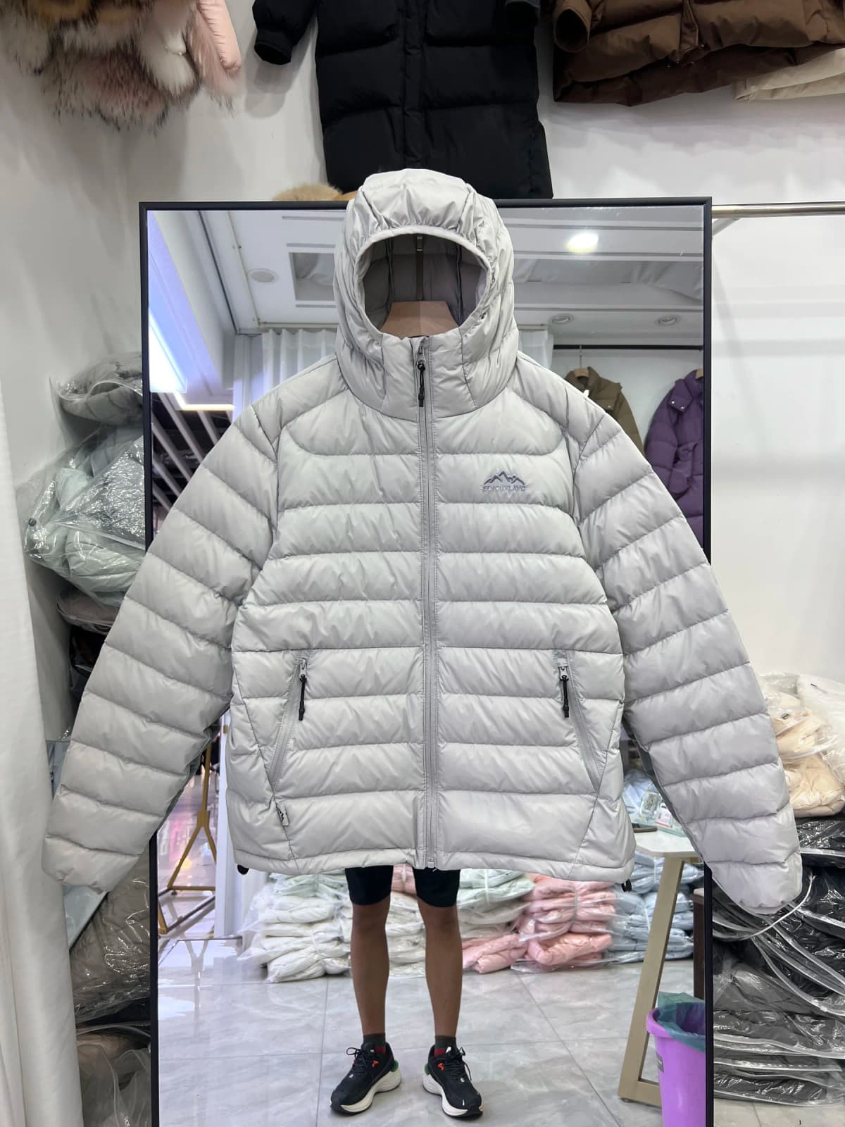 2025 New Women's Short White Duck down Jacket Loose Fit Chest Mountain Design Hooded Korean Style Commute Wind Nylon Material