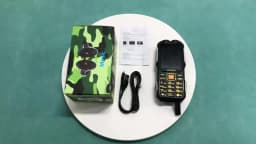 YEEMI Q8 GSM 2G Rugged Phone Big Battery Dual Flashlight 2.6 inches HD Screen Dual SIM Mobile Phone Large Button Cellphone SOS