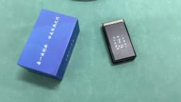 Yeemi M1 Brand New GSM 2G Flip Mobile Phone 2.8inches MTK Dual SIM Card Double Display FM Mp3 Mp4 Micro USB Torch CellPhone