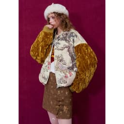 ELFSACK 2026 Oriental Royal Winter Jacket Women, Velvet Sleeve Horse Print Loose Coat, Winter Outerwear with Pine Print