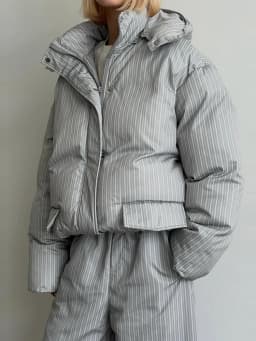 2026 Women Vertical Striped 2‑Piece Winter Outfit Detachable Hood Puffer Jacket Drawstring Baggy Snow Pants Warm Matching Sets