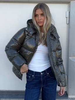 Fashion Shiny Solid Hooded Quilted Jacket Women Stand Collar Long Sleeve Zipper Pocket Street Warm Coat 2026 Winter Lady Outwear