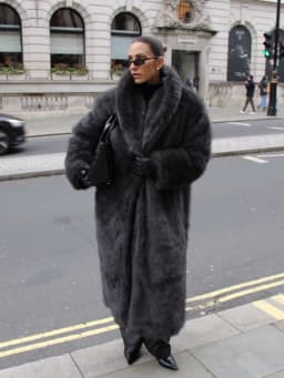 Winter Thick Warm Long Sleeves High Quality Fur Jacket Women Overcoat Luxury Chic Super Long Faux Fur Jacket Coat