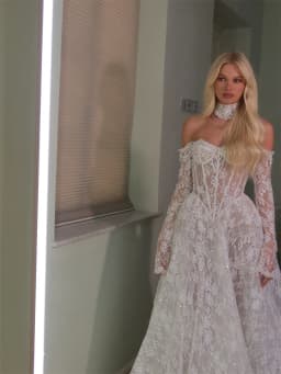Tokyo Customized White Off the Shoulder Wedding Dress Long Sleeves A-Line Lace Wedding Gown Elegant Floor-Length Bridal Veil