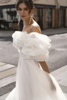 Romantic Strapless A-Line Organza Wedding Dresses Off the Shoulder Sleeveless Sweep Train Bridal Gowns Vestidos De Noiva