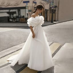 Romantic Strapless A-Line Organza Wedding Dresses Off the Shoulder Sleeveless Sweep Train Bridal Gowns Vestidos De Noiva