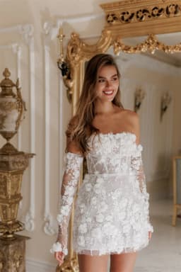 Tokyo Customized White Elegant Strapless Wedding Dresses Detachable Sleeves 3D Flower Lace-Up Back Bridal Gown Mini Wedding Gown
