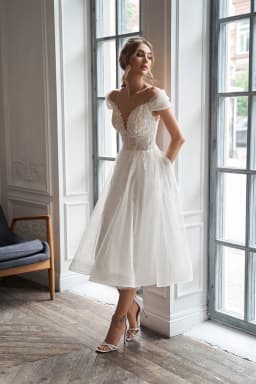 Sheer Illusio Off The Shoulder Lace Applique Tea Length Short Wedding Dresses With Detachable Puff Sleeves Button Back Robe De