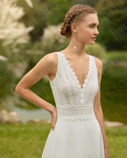 New Summer Wedding Dresses Beach 2024 Bridal Gowns Boho Lace Bride Dress Sleeveless Wedding Gowns V Neckline Back Out Customized