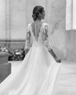 Customized 2025 Gorgeous Wedding Dresses White Lace Bridal Gowns V Neckline Bride Dresses 3/4 Sleeves Wedding Gowns Appliqued