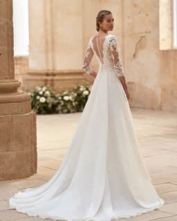 Customized 2025 Gorgeous Wedding Dresses White Lace Bridal Gowns V Neckline Bride Dresses 3/4 Sleeves Wedding Gowns Appliqued
