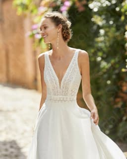2024 Customized Wedding Dresses Lace Boho Bridal Gowns Beach Sleeveless Bride Dress V Neckline Wedding Gowns White Back Out