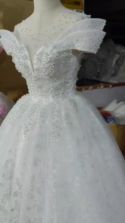 2026 New Luxury Wedding Dress The Shoulder V-neck Sexy Lace Applique Princess Wedding Gown With Pearls Vestido Noiva Customized