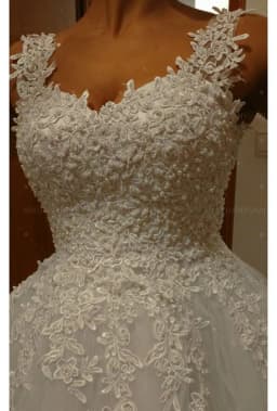 V-neck Princess Ball Gown Wedding Dress with Tiered Tulle Skirt White Bride Dress Lace Bridal Gowns 2025 Customized