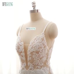 Luxurious Lace Appliques Beading Mermaid /Trumpet Wedding Dresses Chapel Train Custom Made Floor-Length V-Neck Spaghetti Straps