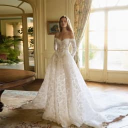 Luxurious Full Lace Wedding Dress Elegant Off-the-Shoulder Bridal Gown Long Sleeve Sweetheart Ball Gown Robe De Mariée Custom