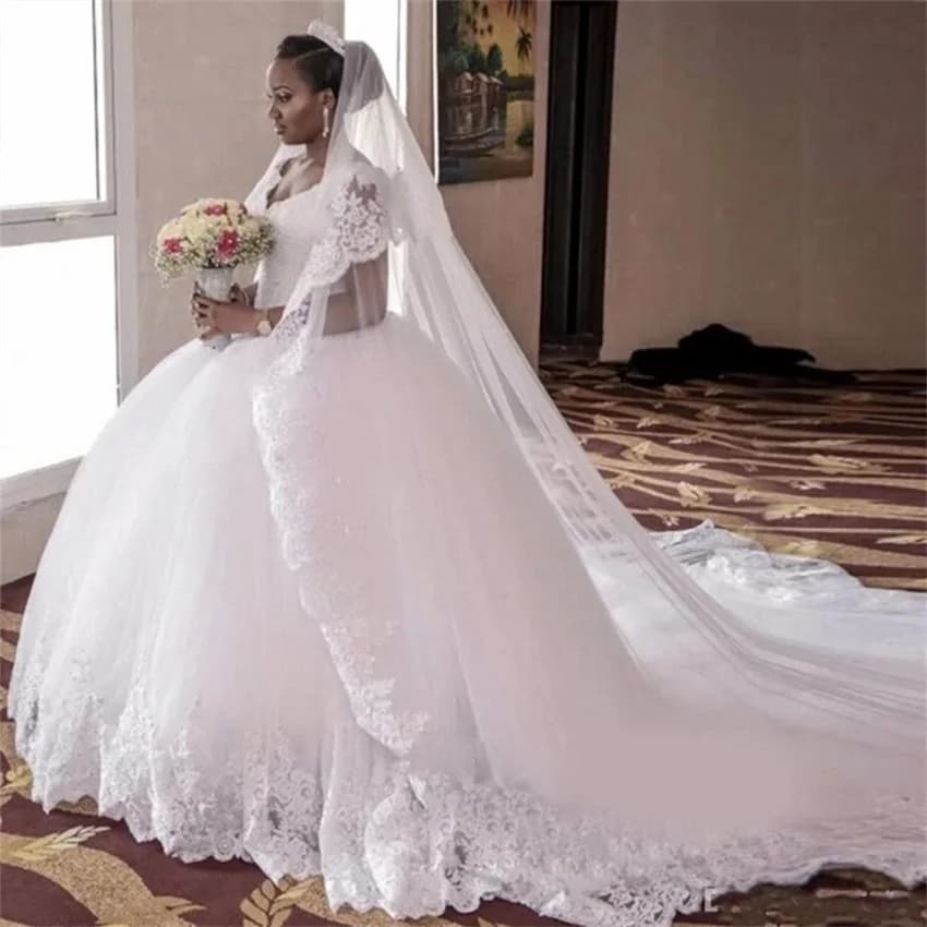 2023 New White Ball Gown Wedding Dresses Sleeveless Beading Gorgeous Lace Appliques V-Neck Sweep Train Plus Size Bridal Gowns