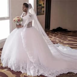 2023 New White Ball Gown Wedding Dresses Sleeveless Beading Gorgeous Lace Appliques V-Neck Sweep Train Plus Size Bridal Gowns