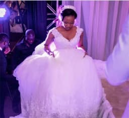 2023 New White Ball Gown Wedding Dresses Sleeveless Beading Gorgeous Lace Appliques V-Neck Sweep Train Plus Size Bridal Gowns