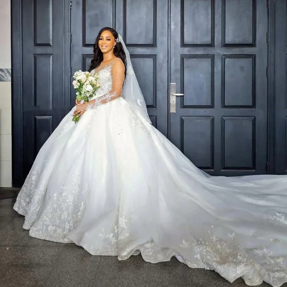 Customized Luxury White Wedding Dresses Ball Gown O-Neck Beaded Appliques Long Sleeves Sweep Train Bridal Gown Vestidos De Novia