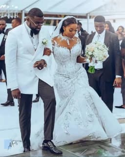 Customized 2025 Long Sleeves Mermaid Wedding Dresses Bridal Gown Sequins Lace Applique High Neck Sweep Train Vestidos Plus Size