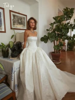 Tokyo Customized White Strapless Wedding Dresses Elegant Sleeveless Lace-Up Back Bridal Gown A-Line Court Train Wedding Gown