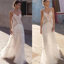 Customized Wedding Dresses Lace V-neck Spaghetti Straps Sleeveless High Quality Soft Tulle Bridal dress Vintage Marriage Gowns