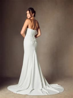 Customized Strapless Scoop Neckline Mermaid Satin Wedding Dress Elegant Zipper Back Floor Length Chapel Train Gown For Brides