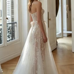 LSYX 2026 Trendy Strapless Sweetheart Neckline Lace Veil Mermaid Wedding Dress Long Train Matching Elegant Romantic Bridal Gowns