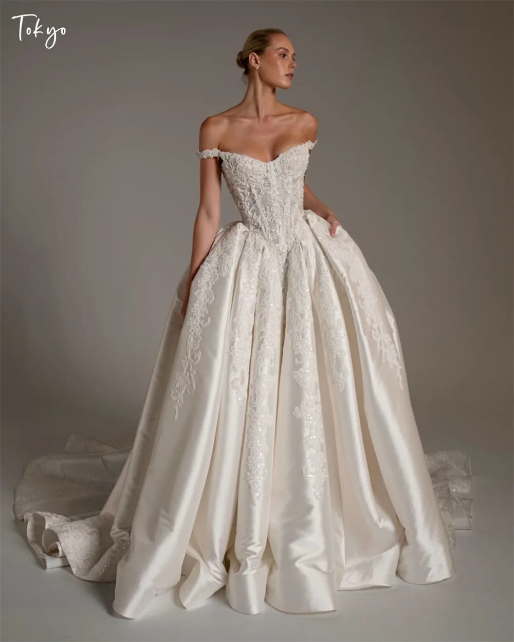 Tokyo Customized White Strapless Neck Satin Wedding Dresses Sleeveless Lace-Up Back Bridal Gown 2026 Elegant A-Line Wedding Gown