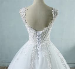 Customized Ball Gown Wedding Dresses Appliques Pearls Lace Up Tulle Bridal Gowns Elegant Formal Vestido De Noiva robe de mariée