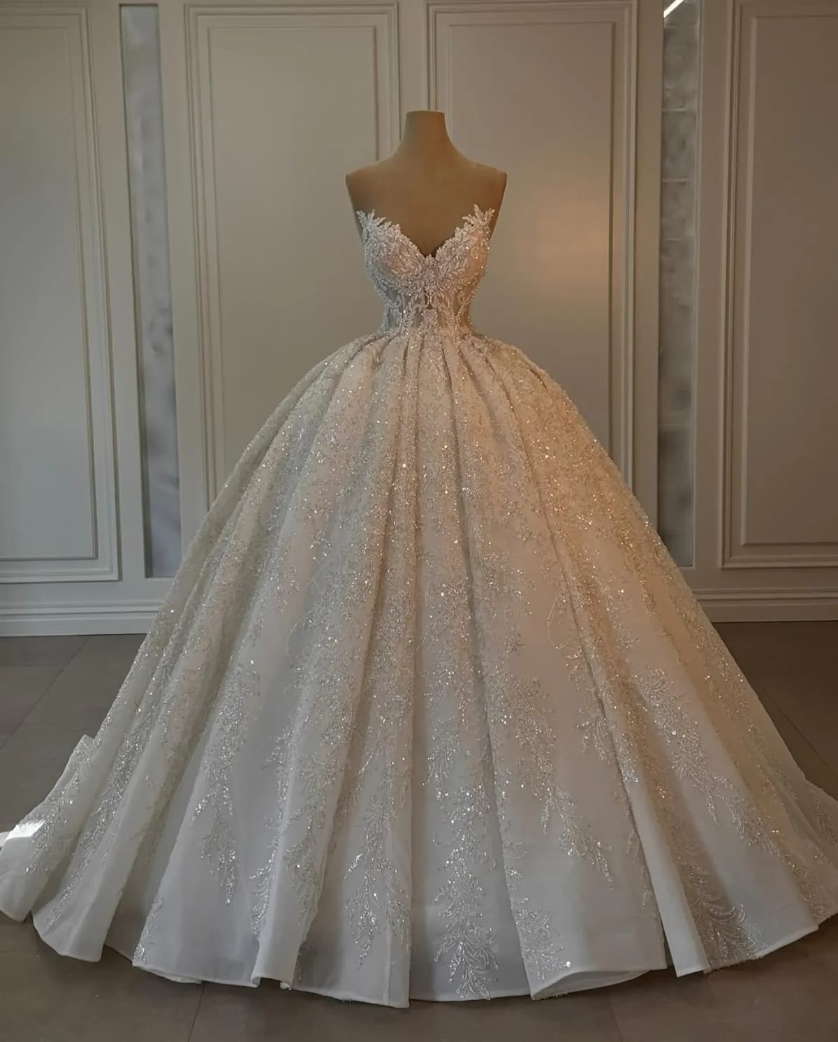 Customized Crystal Princess Ball Gown Wedding Dresses Sleeveless Sweetheart Bridal Gowns Sequins Pearls Beads Vestido de novia