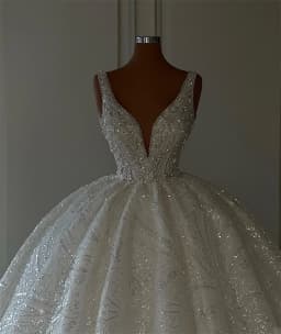 Luxury Sparkly Ball Gown Wedding Dress Tailored Beads V Neck Sleeveless Bridal Gowns Ruffles Sweep Train Bride Dresses