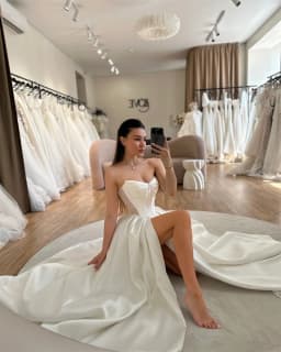 Tokyo Customized White Sweetheart Necklink Wedding Dress Sleeveless A-Line Court Train Bridal Gown Side High Split Wedding Gown