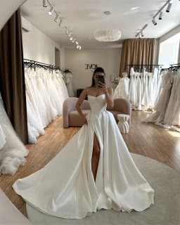 Tokyo Customized White Sweetheart Necklink Wedding Dress Sleeveless A-Line Court Train Bridal Gown Side High Split Wedding Gown