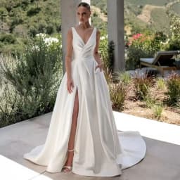 Simple Satin Wedding Dress Customized V Neck Sleeveless Pleat Slit Back Zipper Buttons A Line Bridal Gown Robe De Mariee
