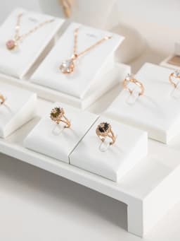 White Leather Ring Earrings Holder Jewelry Store Counter Display Showcase Pendant Necklace Chain Presenting Bust Stand Organizer